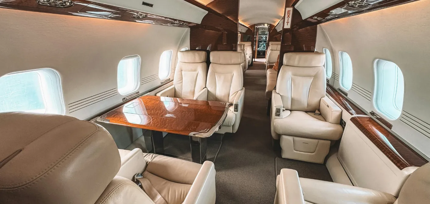 Cabine intérieure d'un jet d'affaires : sièges en cuir et table de travail