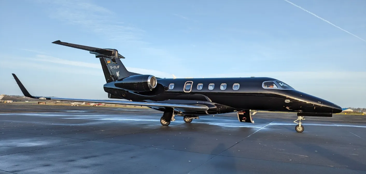 Jet privé sur le tarmac en Algérie, prêt pour un vol d'affaires