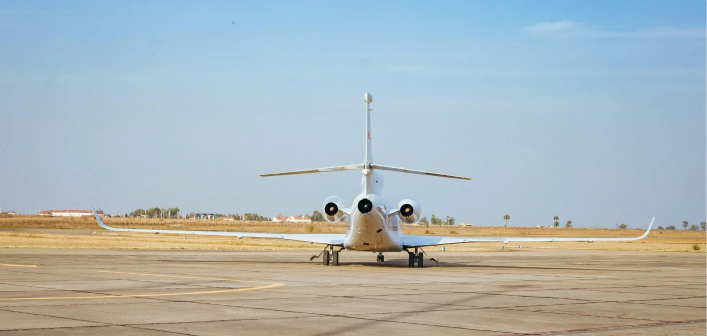Jet privé sur le tarmac d'un aéroport algérien